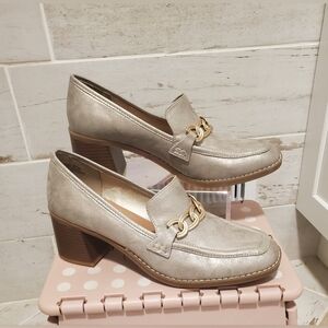 Baretraps Size 9 1/2 M Elegant Cream Loafers with Gold Chain Detail